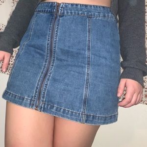 front-zip jean mini skirt 🦋